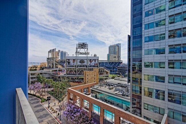 Building Photo - 1 bedroom Condo at the fabulous ICON