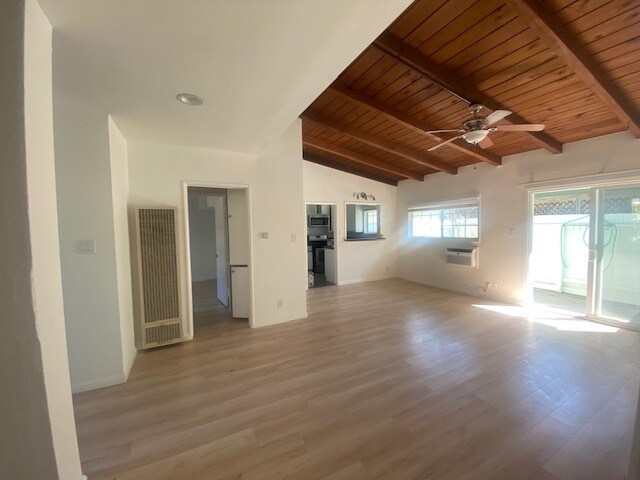 alto techo con vigas de madera - 12006 Sylvester St
