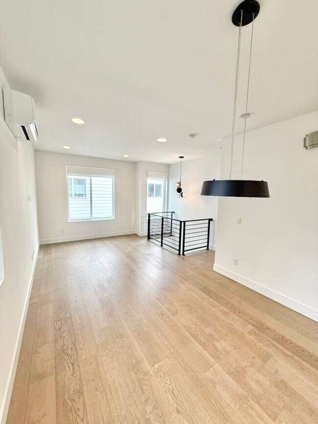 Foto del edificio - Modern Greenwood Townhome with Private Rooftop & Cascade Views