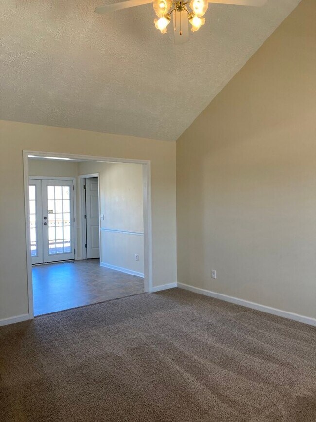 Foto del edificio - Move in Ready - Near Airport