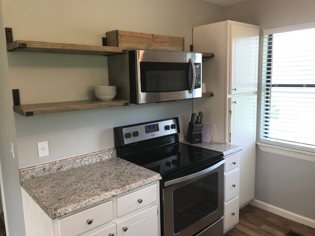 Building Photo - 558 Pin Hook Rd