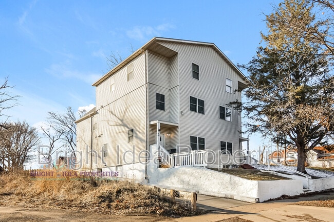 Building Photo - 863 Clark St N