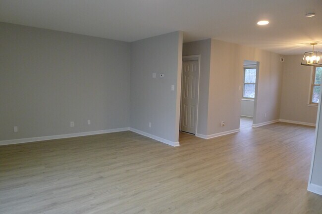 Building Photo - 6004 Westchester Park Dr