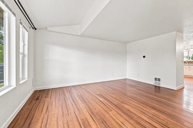 Foto del edificio - $2,495.95, 3 bed, 2.5 bath, located in Westminster with a large backyard.