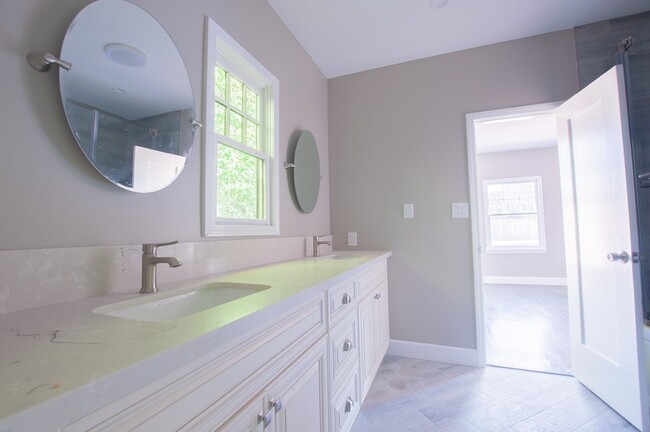 Foto del edificio - Amazing 3 bed 2.5 bath single family house...