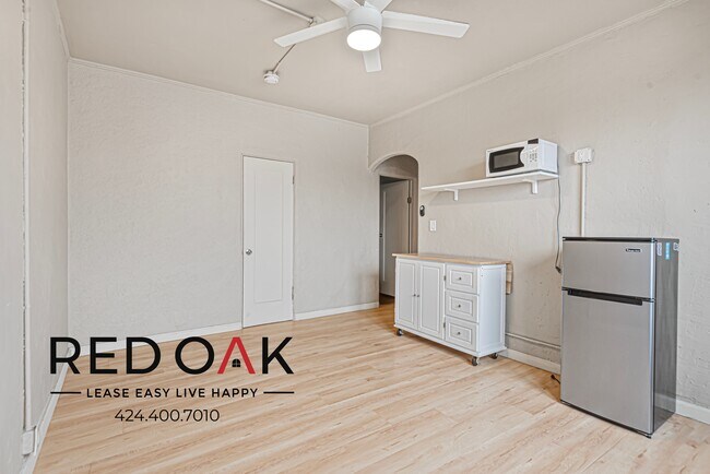 Building Photo - Delightful Bachelor with Lots of Natural S...