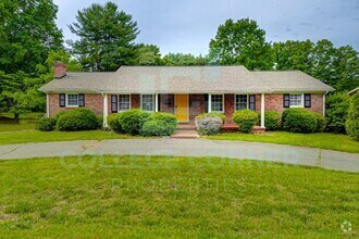 Building Photo - 810 Polo Rd