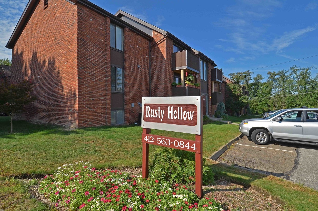 1270 Highfield Ct, Bethel Park, PA 15102 Apartments in Bethel Park