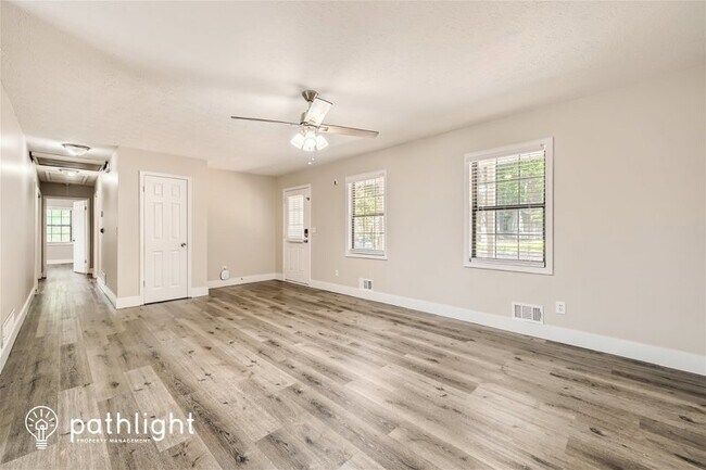 Foto del edificio - 5700 Tracy Drive SE