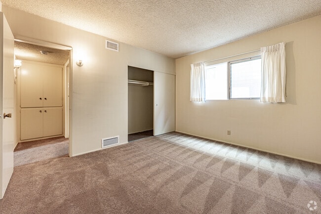 1 habitación, 1 baño - 725 pies cuadrados - Dormitorio - Foothill Terrace