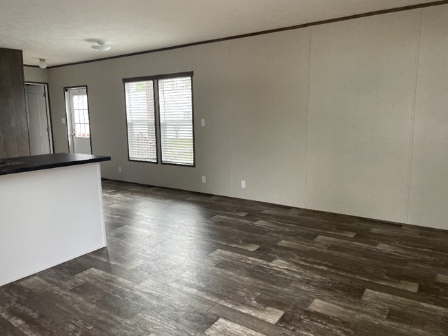 Building Photo - 1000 Pine Tree Cir