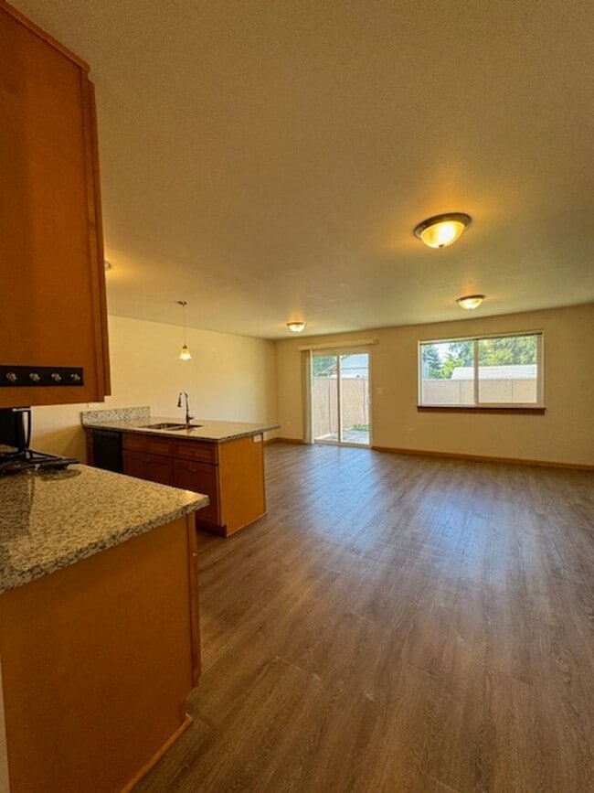 Foto del edificio - 2 Bedroom Townhouse with a fenced backyard!