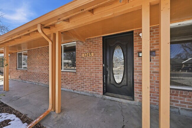 Foto del edificio - $2,295.95, $300 off the first month's rent, 3 Beds - 2 Bath, Single Family Home in Aurora with Ga...