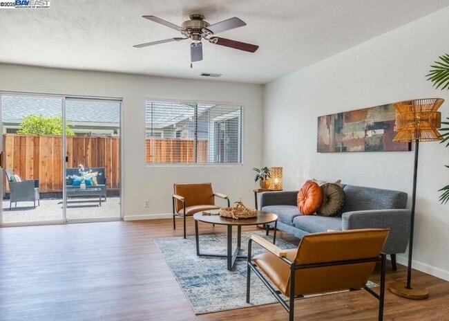 Building Photo - 653 Martinique Ct