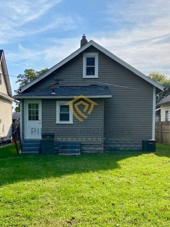 Building Photo - Close to Riverside Park, Updated 2 Bedroom...