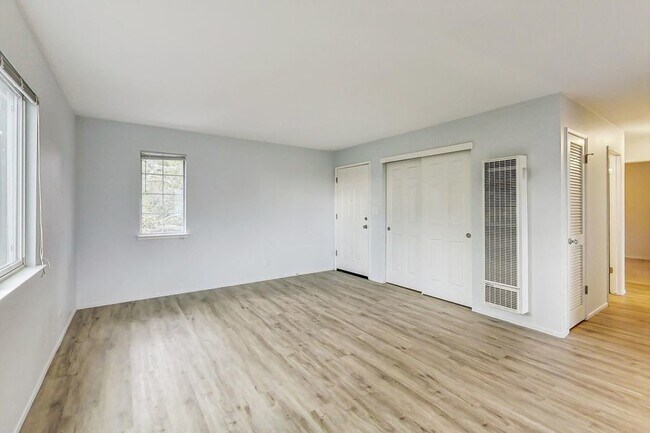 Building Photo - Bright Oasis, 3bd/1ba Apartment. One month...