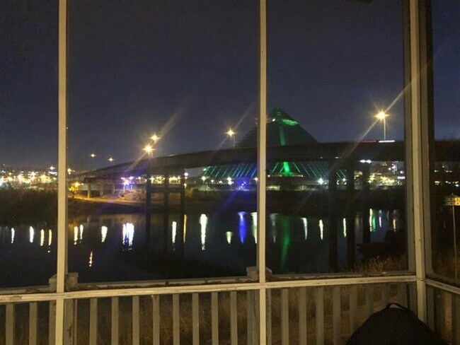 Foto del edificio - The Excitement Of Downtown, And The Peace ...