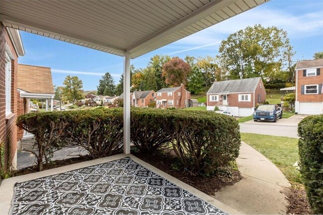 Building Photo - MUST SEE LARGE HOME FOR LEASE!