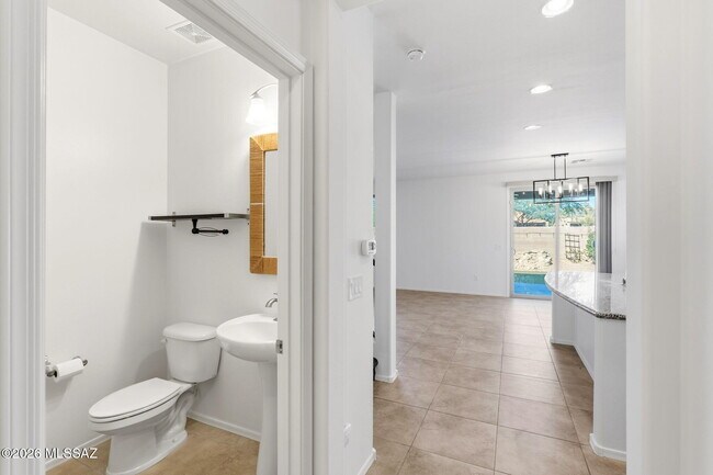 Foto del edificio - 12992 Westminster Dr