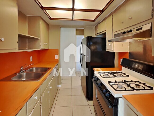 Building Photo - 2411 Rockridge Dr