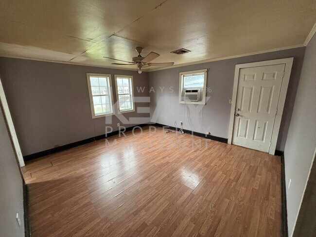 Foto del edificio - Two Bed, One Bath Home