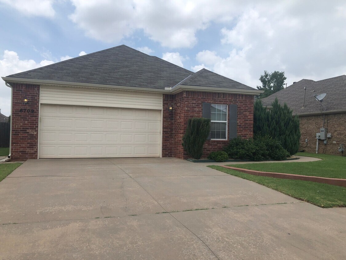 Primary Photo - 3 bedroom, 2 bath, 2 car garage home in SE...