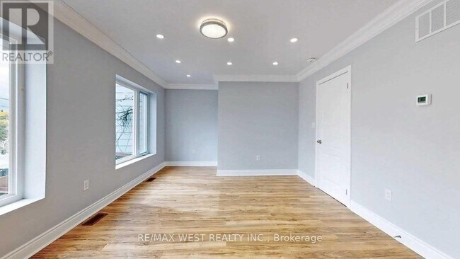 Photo du bâtiment - 656 Sheppard Ave W