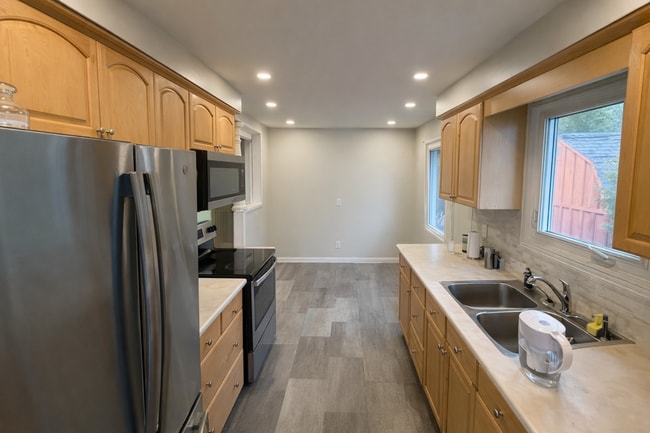 Building Photo - 1068 Upper Sherman Ave