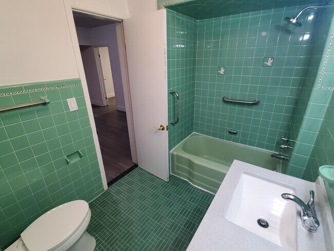 Building Photo - 222 Orient Way