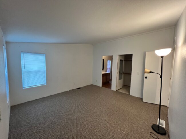 Building Photo - 2158 Colonial Rd