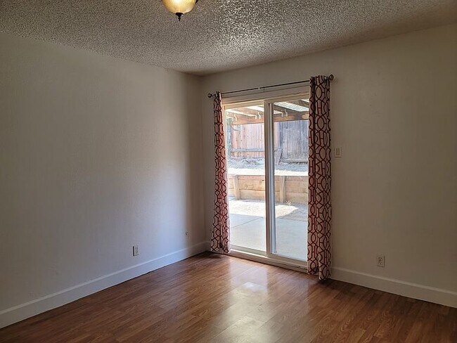 Foto del edificio - 1713 Linden Way