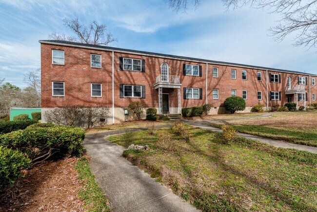 Foto del edificio - $975 - 2 bed/1 bath apartment for rent in Summerville, in-unit washer & dryer!