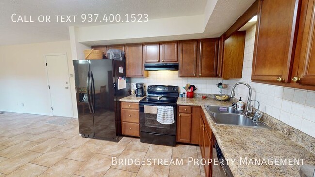 Building Photo - 3 bedroom, 1.5 bath ranch home with 2 car ...