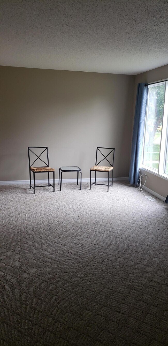 Building Photo - 3 Bed 1.5 Bath Unit in Calgary, AB