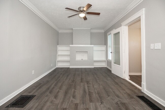 Building Photo - Spacious 3 bedroom/1 bath house!