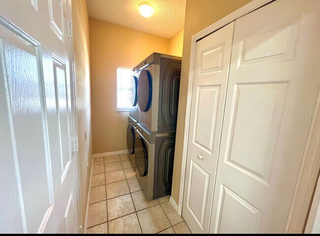 Foto del edificio - 5212 Jasmine Trace Ln