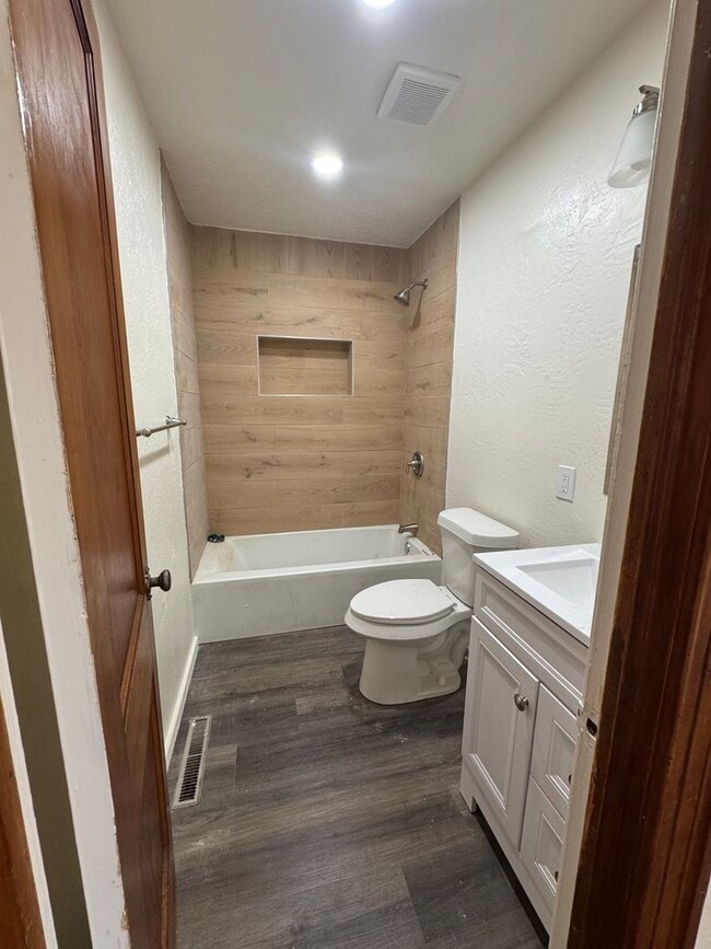 Building Photo - Beautiful Santa Fe Style home!