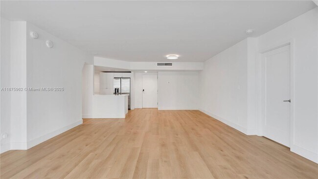 Foto del edificio - 555 NE 34th St