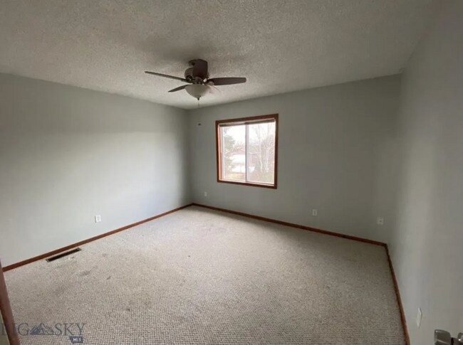 Building Photo - Spacious 4 Bedroom Belgrade Home