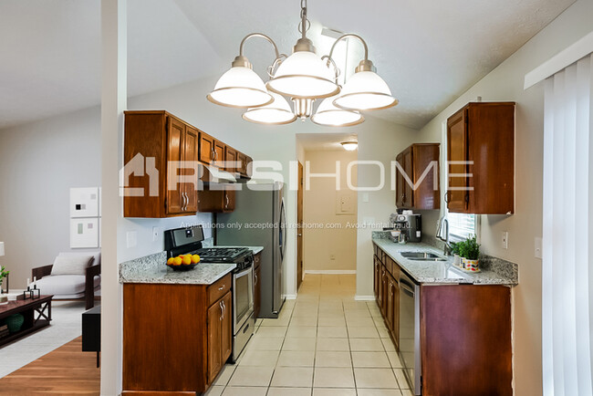Building Photo - 687 Tarragon Way Sw