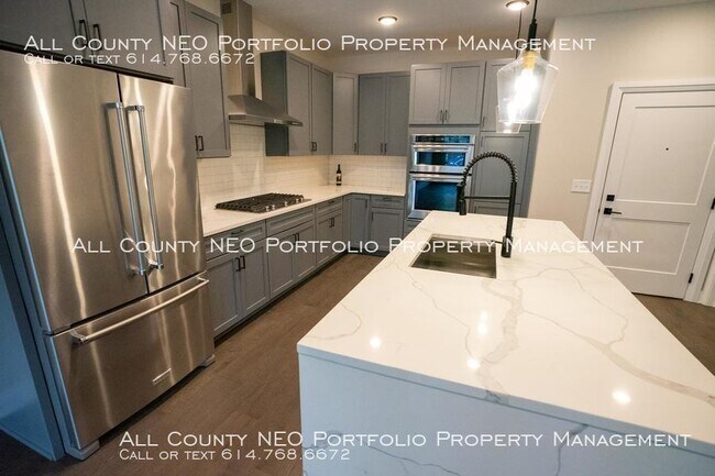Building Photo - Brand New Short North 2 Bed, 2 Bath Condo!