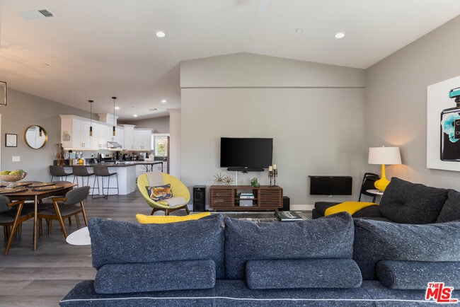 Foto del edificio - 16295 Ave Atezada