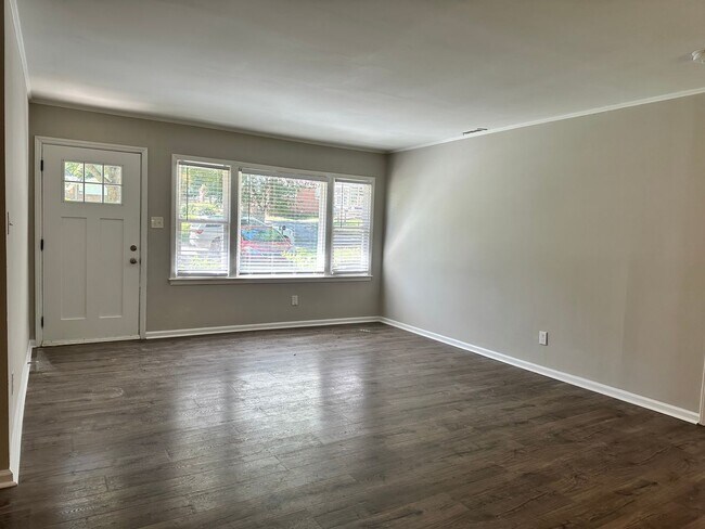 Building Photo - Charming 3 Bed 1 Bath minutes from Downtow...