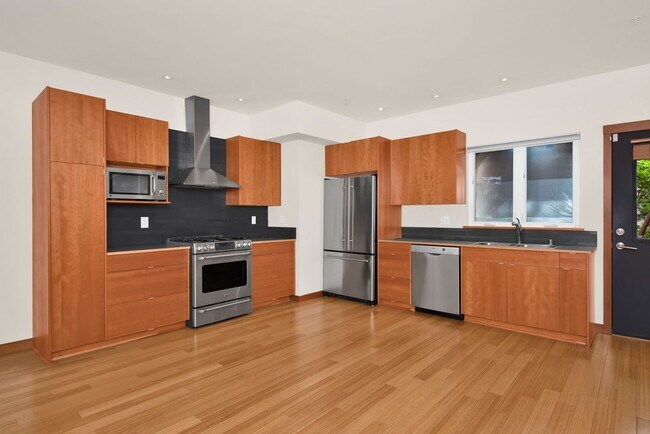 Building Photo - Freemont Gorgeous 2 Bedroom plus Office - ...