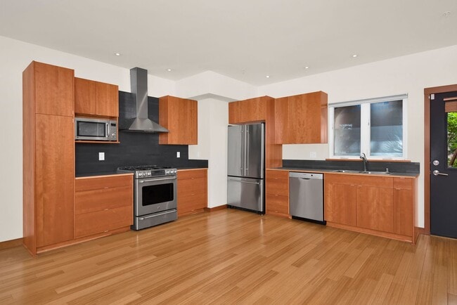 Building Photo - Gorgeous 2 Bedroom Fremont Townhome plus Office