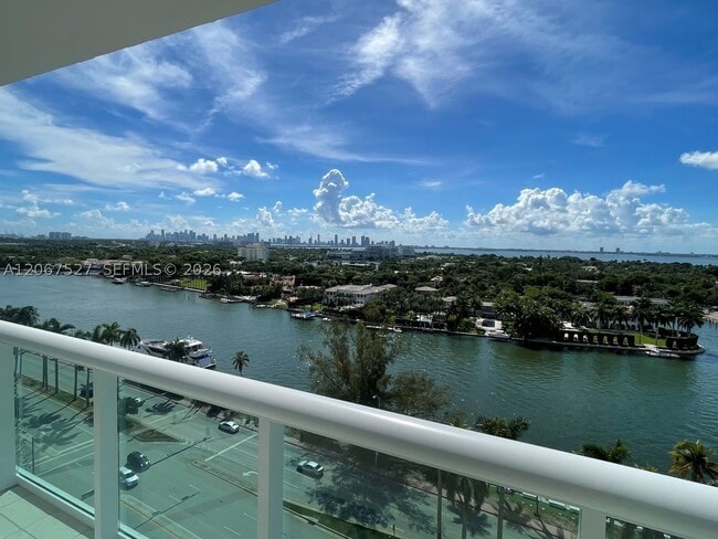 Foto del edificio - 5001 Collins Ave