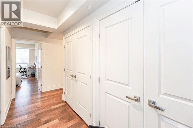 Photo du bâtiment - 3500 Lakeshore Rd W