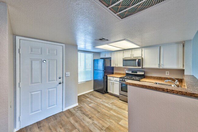 Foto del edificio - 8070 W Russell Rd