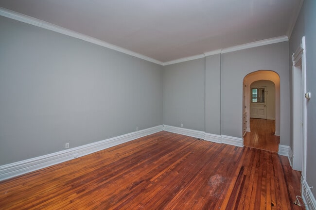 Building Photo - 3818 N Hermitage Ave