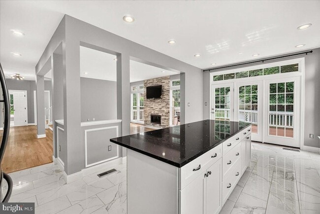 Building Photo - 6455 Saddlebrook Ln